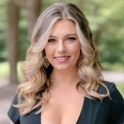 Portrait of Jenna Petrizzo, Managing Partner at Hollowtree